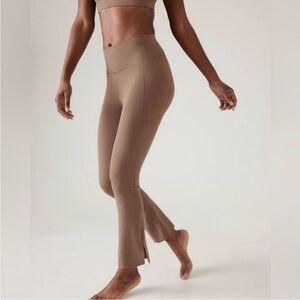 Athleta Transcend stash crop straight leg legging M